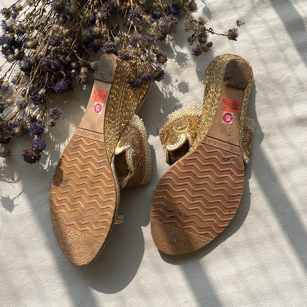 FLAT 500/- Ethnic wedge heels with embroidery - Picture 6 of 6